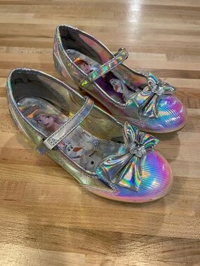 Disney Girls Holographic Mary Jane Dress Shoes in Iridescent Silver-Pastel